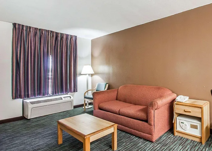 Econo Lodge Inn & Suites Jackson Northwest